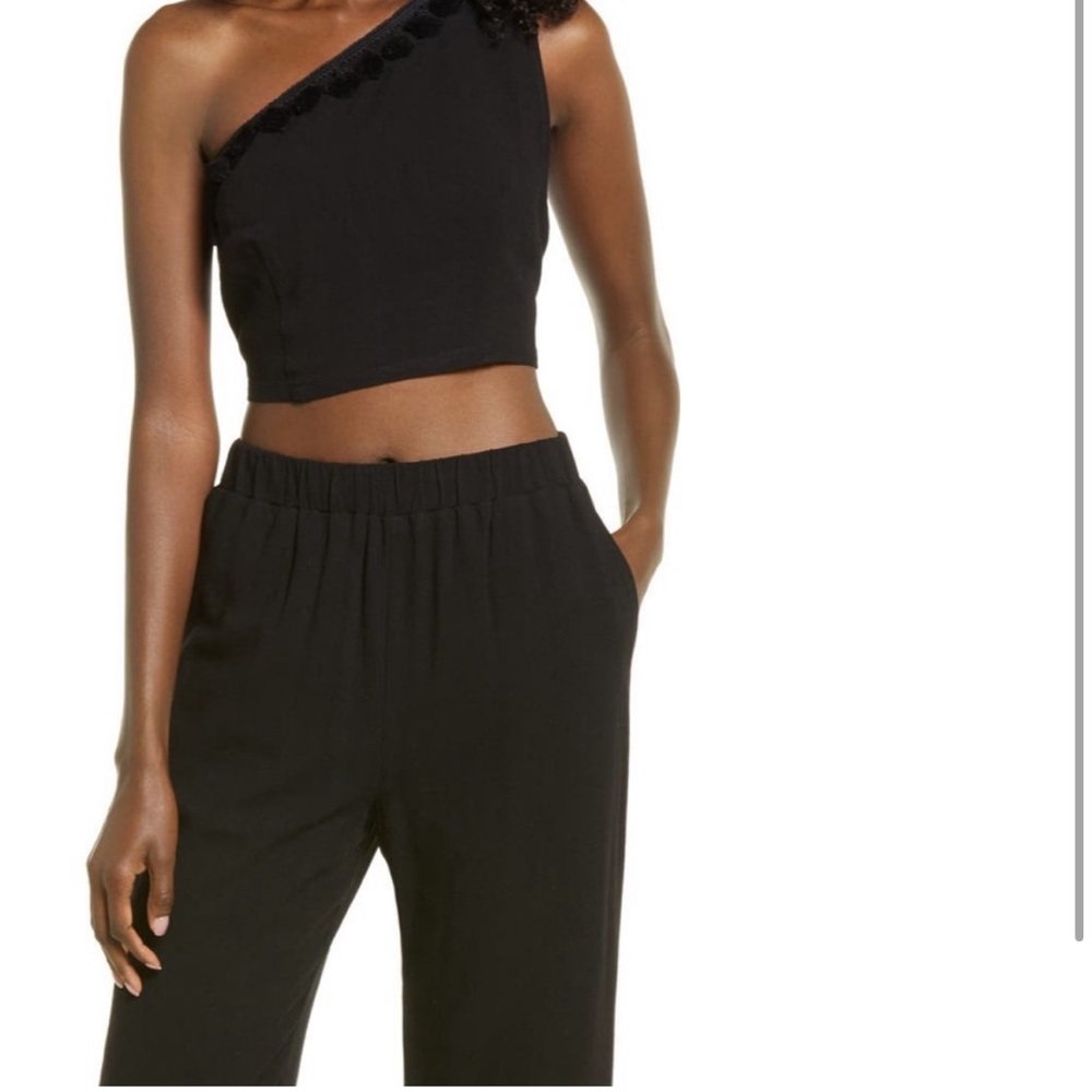 Lulu’s black crop top